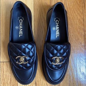 CHANEL BNIB Quilted Gold-CC Loafers Black (37)